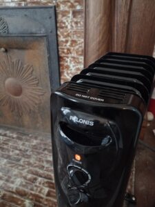 PELONIS oil filled radiator heater NY1507-20MB — close-up of top vents and dial controls