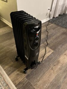 PELONIS oil filled radiator heater NY1507-20MB — radiator heater on wheels in a living space